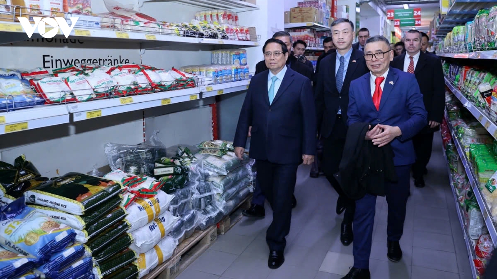 PM visits Vietnamese-owned Sapa Trading Centre in Prague